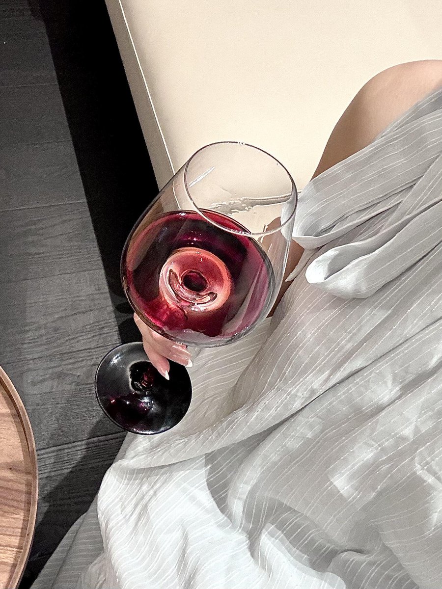 A glass of red, a hint of silver, and a night that doesn’t need many words 🍷✨
If you know, you know.
#WineNight #EleganceInSilence #RedWineVibes #SoftLuxury