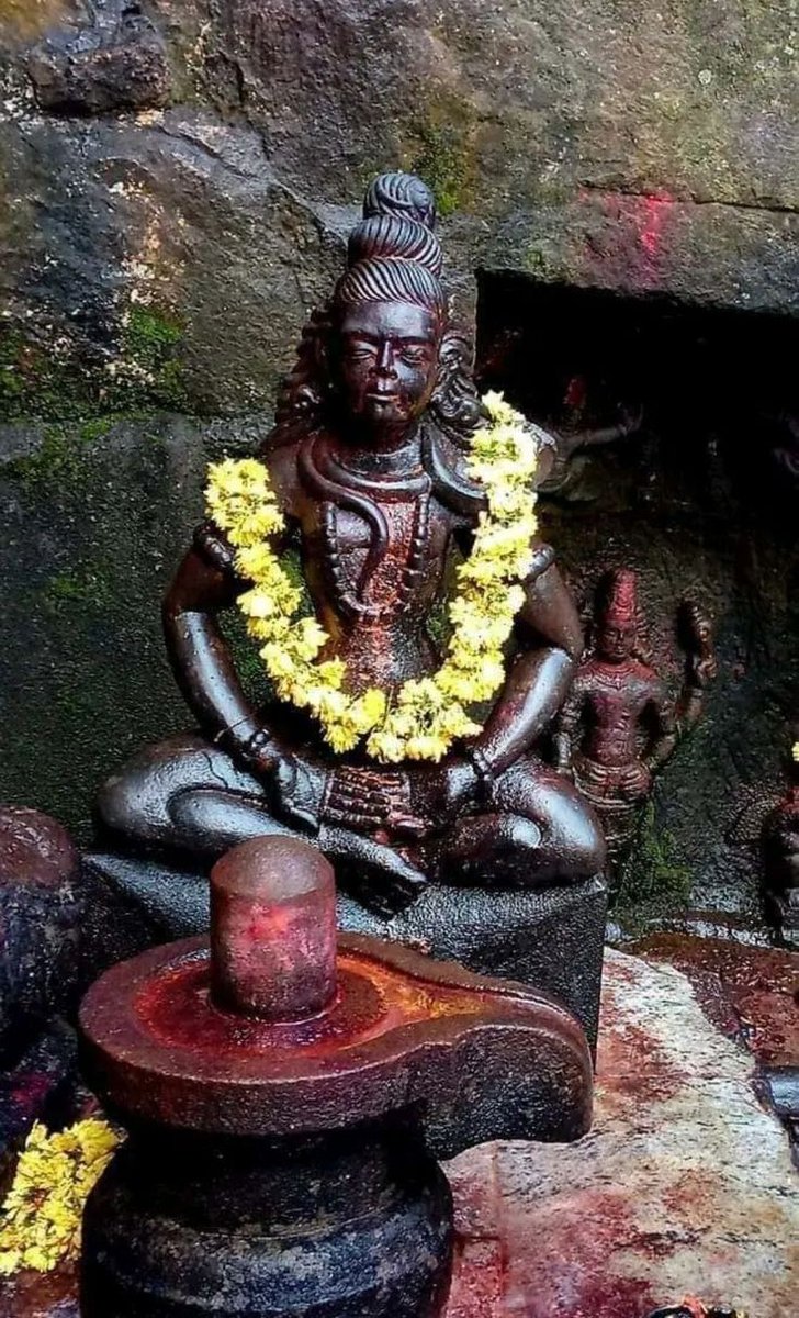 शिव, हिंदू धर्म में सर्वोच्च देवता हैं, जो सृष्टि के संहारक और संरक्षक हैं।

                    ॐ नमः शिवाय 🔱 
                         🌿🙏🌿