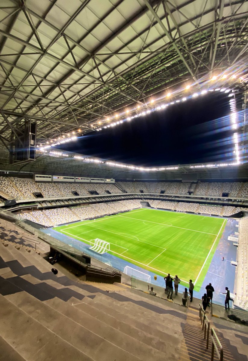 Os degraus da arquibancada foram feitos para cadeiras eles são mais altos que as arquibancadas tradicionais… galera ali em baixo estão malhando as pernas todo dia… Crossfit puro..