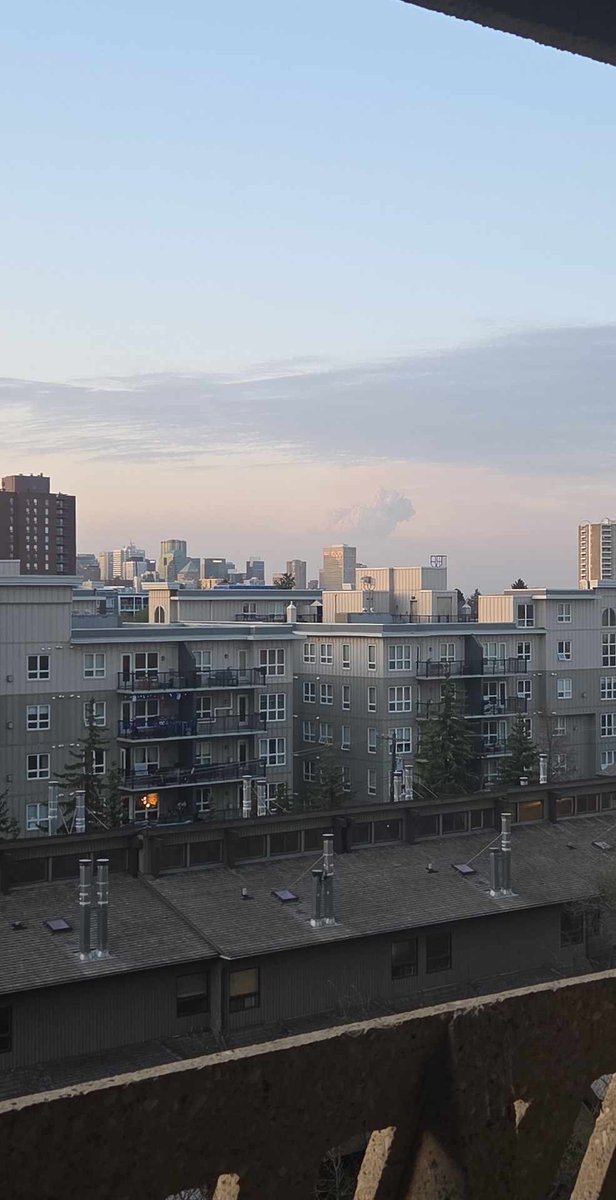 BianchiWx's tweet image. Looks like you can see the wildfire near Redwater from Edmonton. Pretty terrifying.