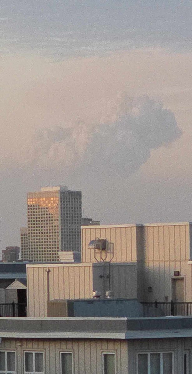 BianchiWx's tweet image. Looks like you can see the wildfire near Redwater from Edmonton. Pretty terrifying.