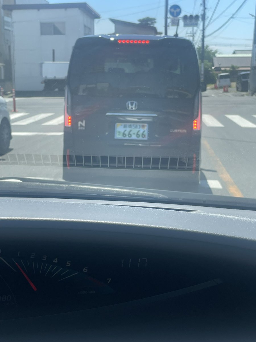 satoh0310's tweet photo. 追い抜き禁止の住宅街の生活道路で追い抜いて調子くれ���るけどコイツ何イキってんの
#前橋
#危険運転 https://t.co/09hQYwRqyd