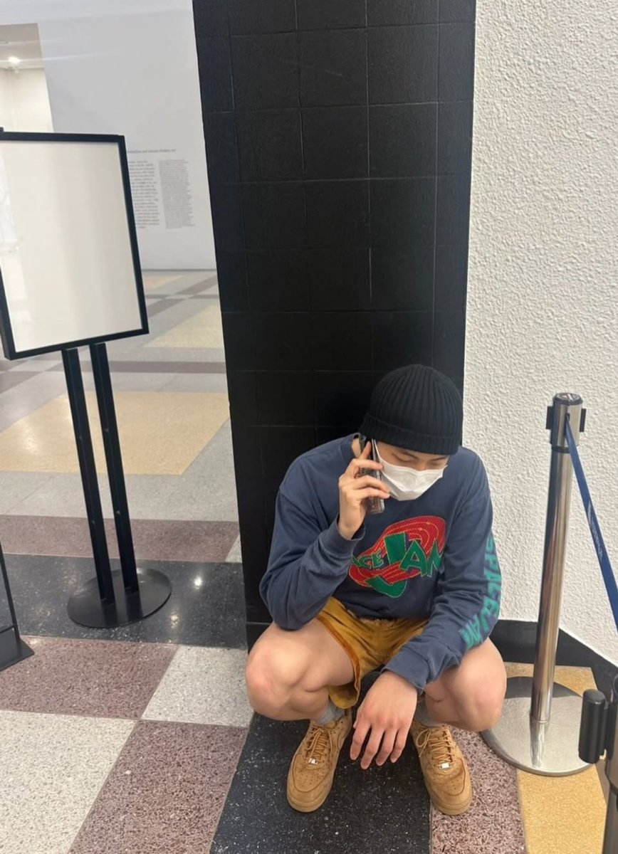 01rkive's tweet photo. 혼란스러운 상황이 닥쳐와도 인간답게 살아가세요. 고통 속에서도 날것 그대로를 받아들이고, 거기서 치유가 시작된다는 것을 아세요. 두렵더라도 진정한 당신의 모습을 보여주세요. 세상이 다르게 말하더라도 충분한 존재가 되세요. 불확실함을 인정하세요. 명확함은 종종 미지의 세계로 이어지기 때문입니다. 과거와 미래 사이의 공간에 머물기. 두려워하되, 두려움이 당신의 이야기를 쓰게 두지 마세요. 사랑이 때때로 가져오는 고통에 마음을 열기. 당신이 숨기고 있는 부분에서도 사랑받기. 마음의 속삭임을 들을 수 있을 만큼 고요해지기. 고치거나 고쳐야 할 필요성에서 벗어나기. 해가 뜨는 순간마다 새롭게 태어나고, 숨 쉴 때마다 새로워지기. 불완전하지만 온전한 존재가 되어 당신의 모든 결점을 포용하기. 꿈이 흔들릴 때에도 꿈에 맹렬히 충실하기. 당신의 모든 것을 자유롭게 흐르는 강이 되기. 삶이 선사하는 예상치 못한 기적에 마음을 열기. 당신의 마음에 부드러워지기. 왜냐하면 당신의 마음은 많은 것을 품고 있었기 때문입니다.  세상에서 당신이 찾는 사랑을 반영하는 사람이 되십시오.