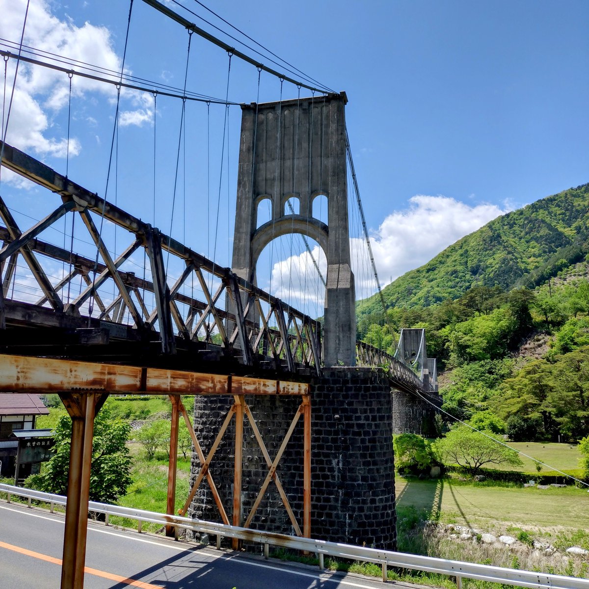 aterasou's tweet photo. あてら荘から車で15分。
国の重要文化財の「桃介橋」です。
今から100年以上前に建てられた、日本最大級の木橋です。 大正時代に電力王・福沢桃介氏が、水力発電開発のために架けた橋で、「桃介橋」と呼ばれるようになりました。 レトロな雰囲気とこの橋から見る雄大な景色が楽しめます。

#中山道 https://t.co/s9Sr11s751