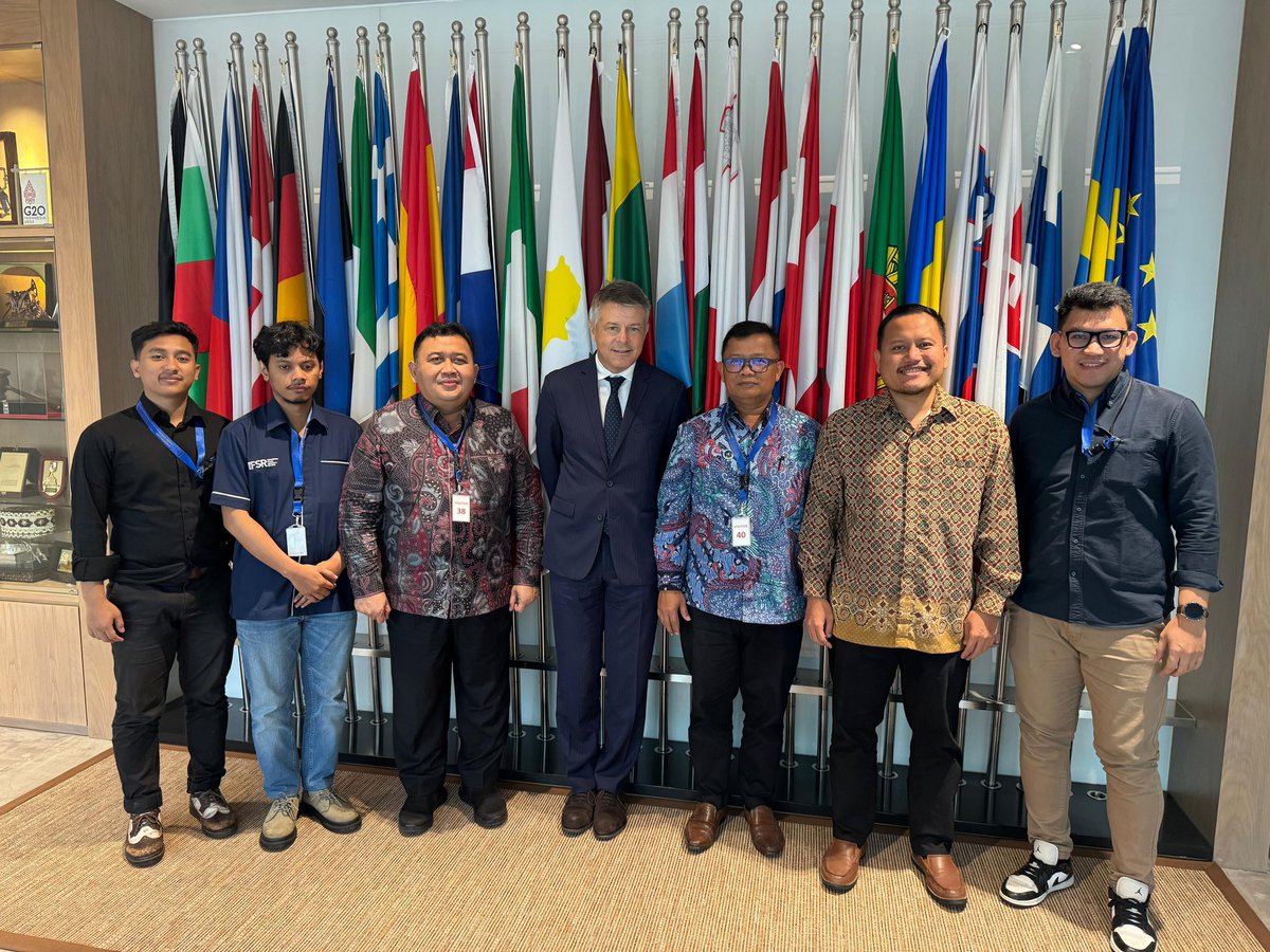 Constructive discussion with the Deputy Head of Indonesia’s National Nutrition Agency on President Prabowo’s flagship, the Nutritious Meal Programme. Indonesia is building 30,000 kitchens to cater more than 89 million students and pregnant mothers.🇪🇺🇮🇩 #badangizinasional.ri