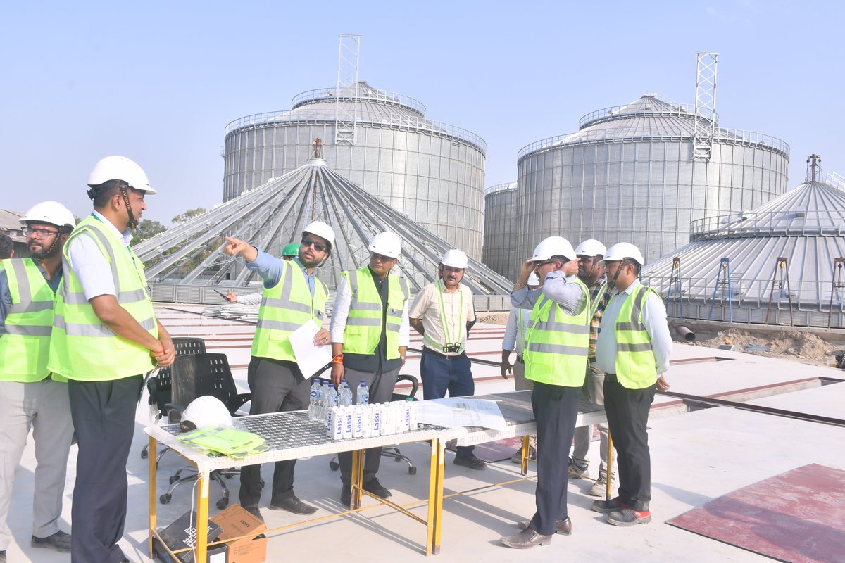 FciKanpur's tweet image. दि. 04.05.2025 को भा.खा.नि के मा. अध्यक्ष एंव प्रबंधक निदेशक श्री आशुतोष अग्निहोत्री, भा. प्र. से. ने क्षेत्रीय महाप्रबंधक (उ.प्र) के साथ मं. का. कानपुर के दौरे के दौरान पौधारोपण, गोदाम निरीक्षण, अदानी साइलो का अवलोकन एवं उत्तर प्रदेश क्षेत्र के कार्यों की समीक्षा की। #CMD visit