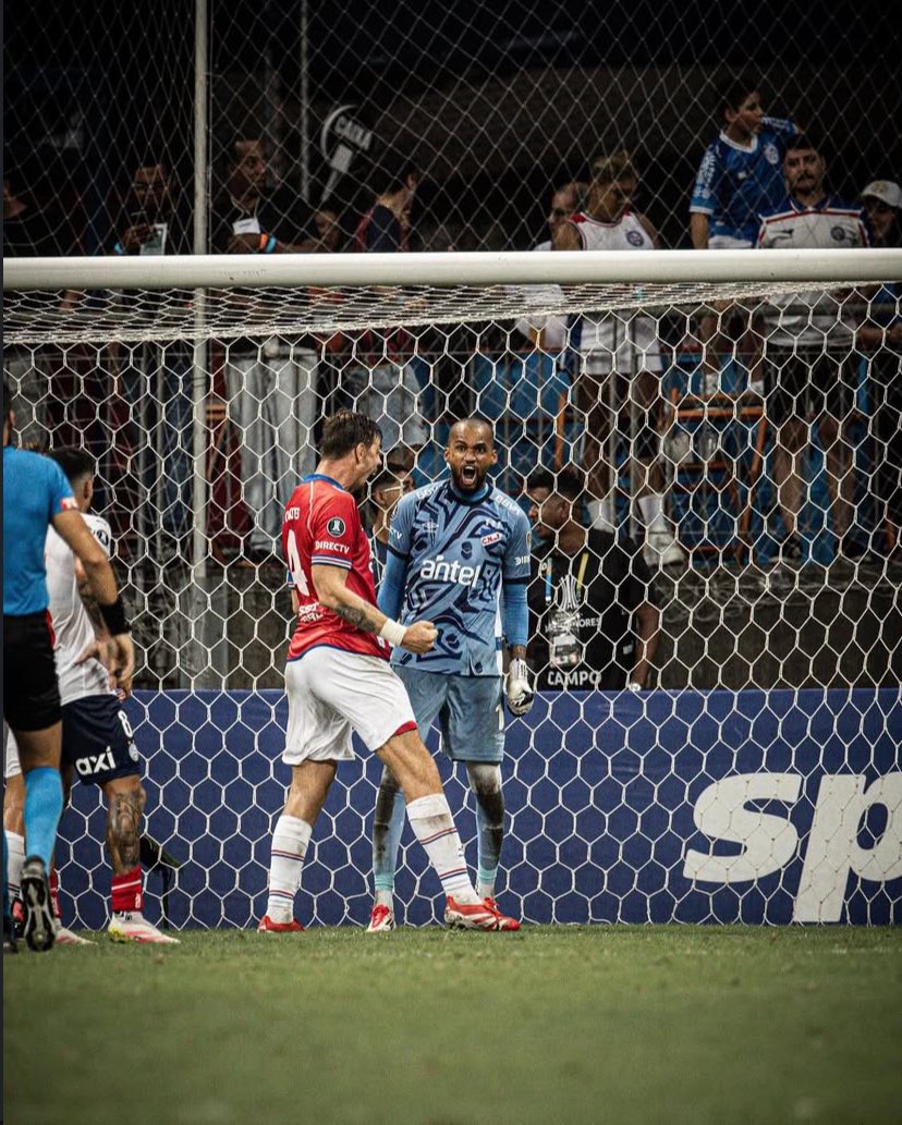 “Había que ganar y se ganó mi gente, nunca aflojamos familia 💙🤍❤️” 
.

luismanotamejia12 en Instagram. 
. 
Volviendo a su nivel habitual el pulpo negro 🐙 🔝