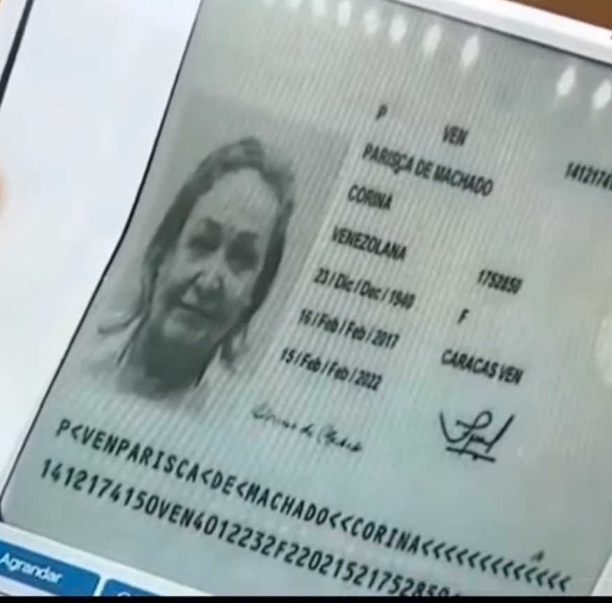 AlexaGomezDos's tweet photo. Mana, ¿pero como salió la señora,
Corina con el pasaporte vencido en un vuelo comercial hacia Bogotá? No empujen que es peor 🤔💭 https://t.co/fjIjMCzESB
