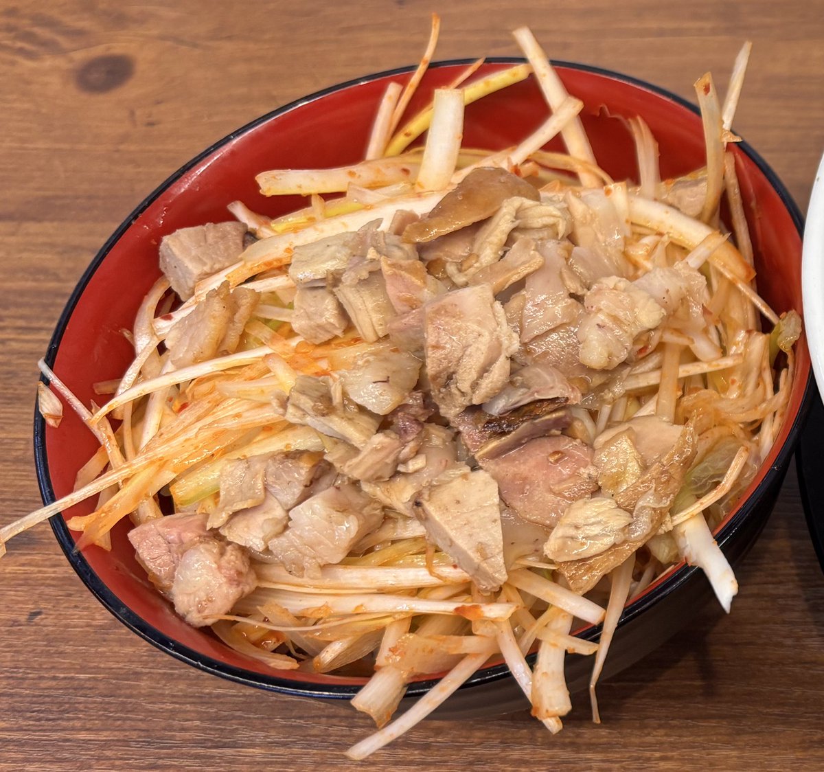 ゴールデンウィークのハイライト✨

王道家直伝　との丸家成東店🍜
この日は珍しく、チャーシュー麺ではなく
ノーマル+バラチャーシュートッピングで！

丼はネギ丼の赤🟥
程よいからさで満足感ありました！