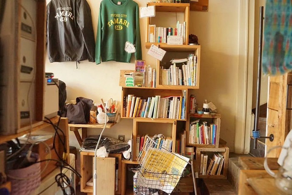 5月8日(木)13:00-16:00
「図書室まちあわせ」OPENしてますー

店番は、あきのりかすや。
ドリンクメニューも対応できそう！
.
◆図書室まちあわせ◆
わたしとだれかの待ち合わせに。
わたしとなにかの襠(まち)あわせに。
本とだれか、なにかと出会える、まちの図書室。

#公民館化
#図書館まちあわせ