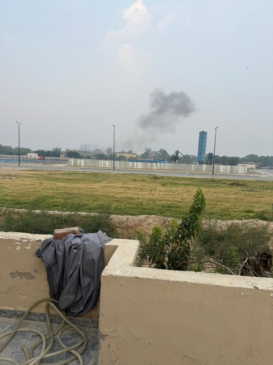 FatimaDar_jk's tweet image. Three blasts reported near #Lahore Walton Airport! Panic erupts in 🇵🇰.

Pakistan would have never thought the repercussions of #PahalgamTerroristAttack would be so severe!  Pák Army &amp;amp; their terrór proxies must be repenting right now!
#OperationSindoor
#IndiaPakistanWar