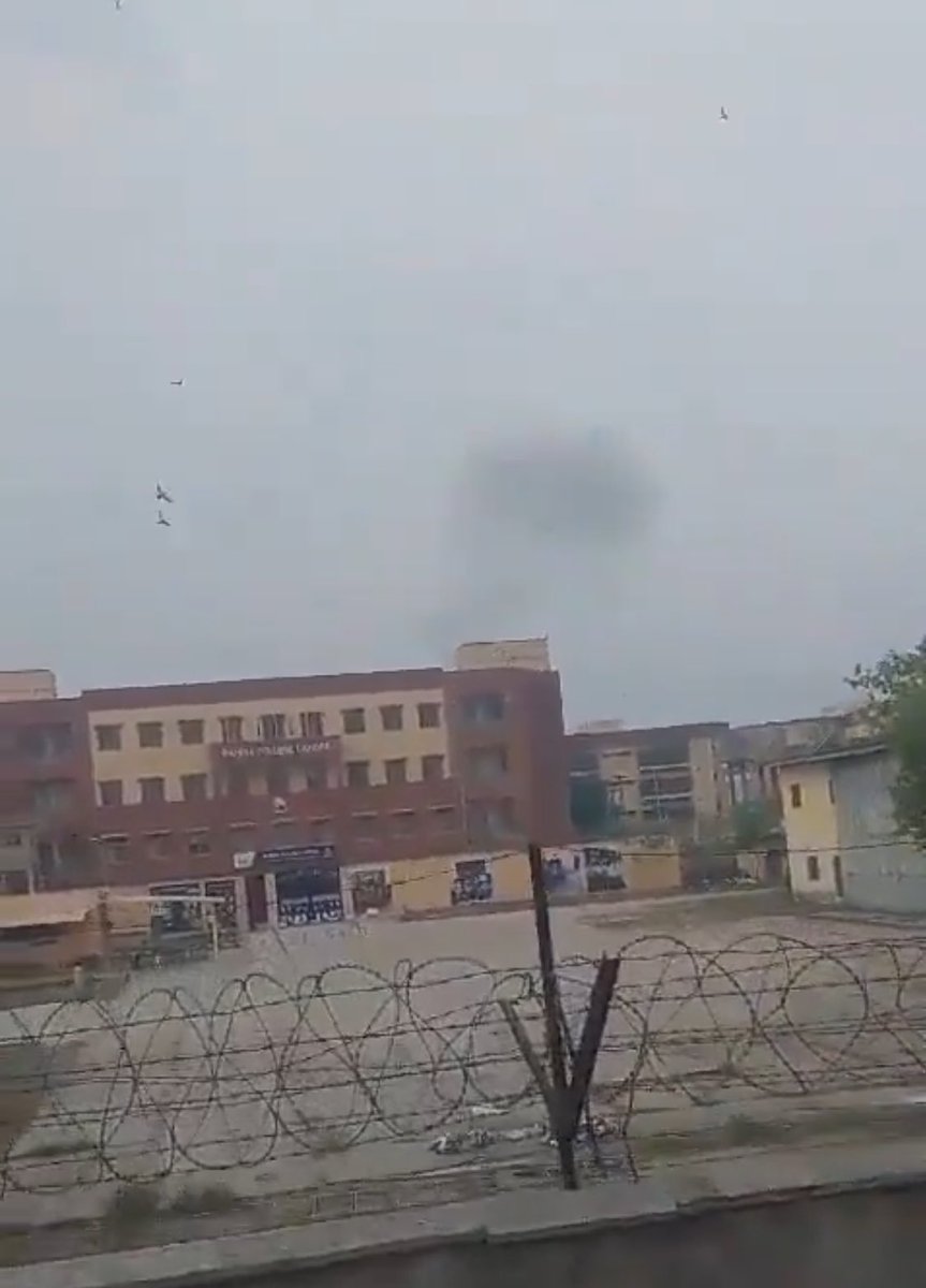 FatimaDar_jk's tweet image. Three blasts reported near #Lahore Walton Airport! Panic erupts in 🇵🇰.

Pakistan would have never thought the repercussions of #PahalgamTerroristAttack would be so severe!  Pák Army &amp;amp; their terrór proxies must be repenting right now!
#OperationSindoor
#IndiaPakistanWar