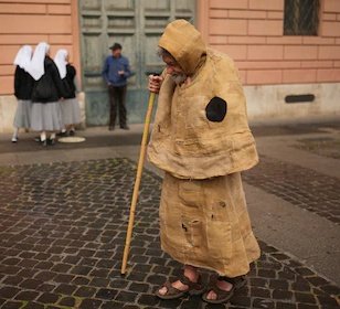 12 AÑOS DESPUÉS VOLVIO A APARECER. 

Este miercoles se vio en el Vaticano al monje que llega caminando para la elección del nuevo Papa, no habla, no pide atención, Él solo se queda rezando en silencio hasta que haya Papa y se va como llegó, caminando con su bastón.