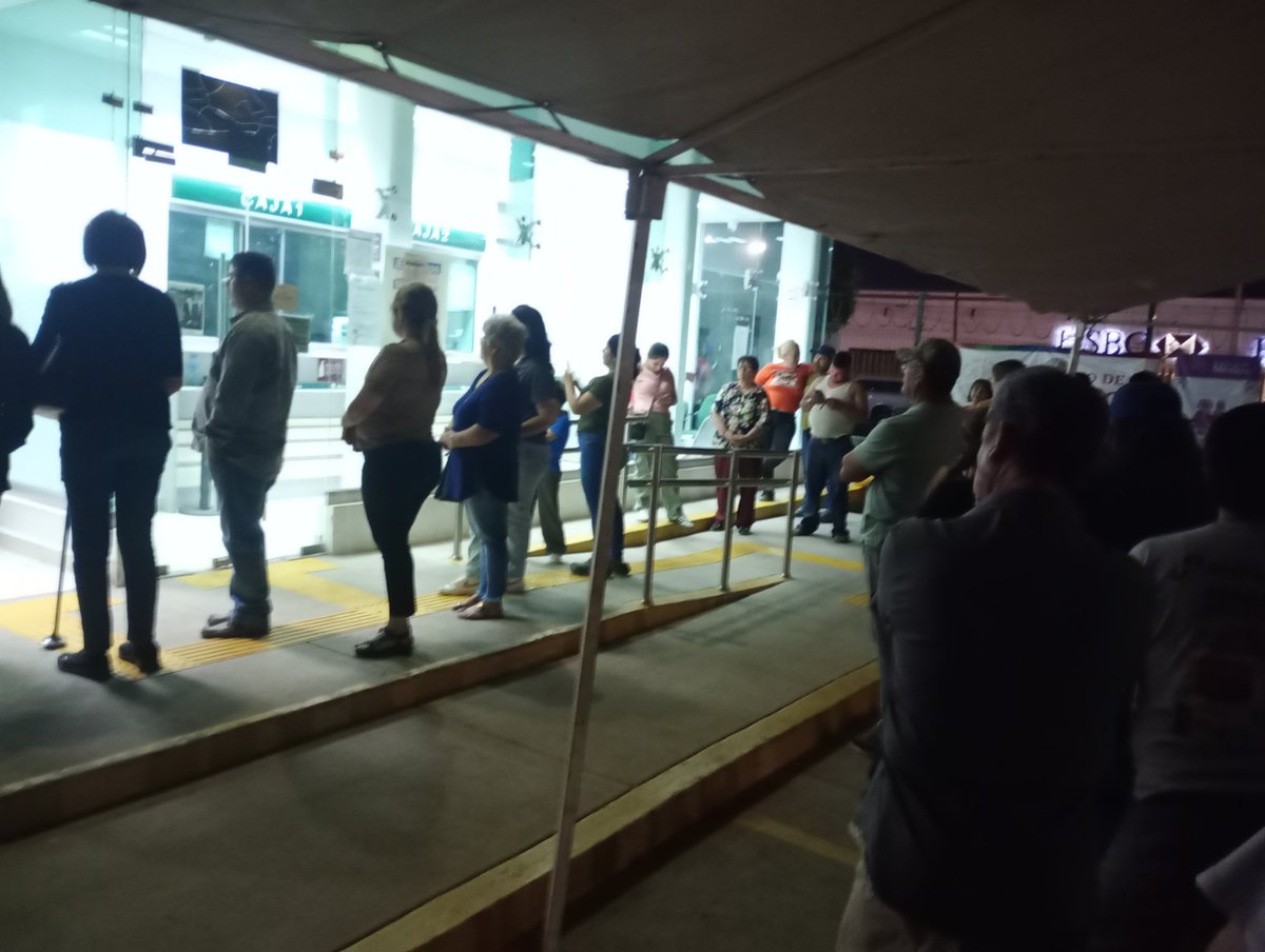 JUDITH_CATALINA's tweet photo. @bienestarmx @Claudiashein 
Una fila enorme y SOLO UN CAJERO AUTOMÁTICO 
Será muy caro poner dos máquinas?
@TelevisaSON @TMXDigital @DespiertaSonor1 

@nmassonora @alonso_es @Karina_BarrazaV @Edgarmolinas @FEDERICOYANG https://t.co/6rRSzhQPRt