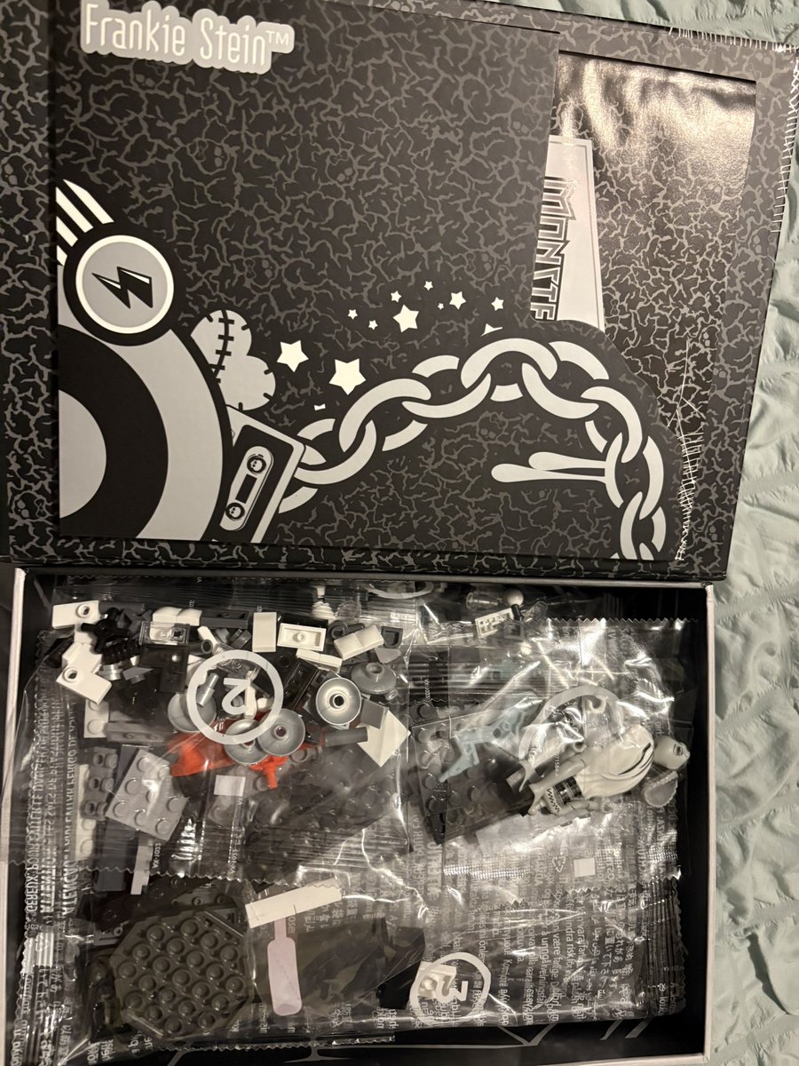 punkhrt's tweet image. randomly found the sdcc mega blocks frankie set from last year at burlington for $13?? 😭😭 it had everything with it I had to take it home immediately