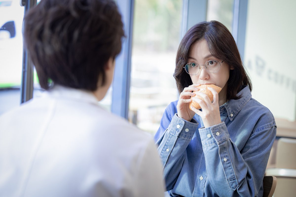 📷
𝐭𝐯𝐍 <언젠가는 슬기로울 전공의생활> 
𝐁𝐞𝐡𝐢𝐧𝐝 𝐭𝐡𝐞 𝐒𝐜𝐞𝐧𝐞𝐬
익숙함에 속아 청남방 장겨울을 잊지말자⋆⁺₊❅. *

[사진 출처 - tvN]

#배우 #신현빈 #shinhyunbeen 
#tvN #드라마 #언젠가는슬기로울전공의생활 #장겨울