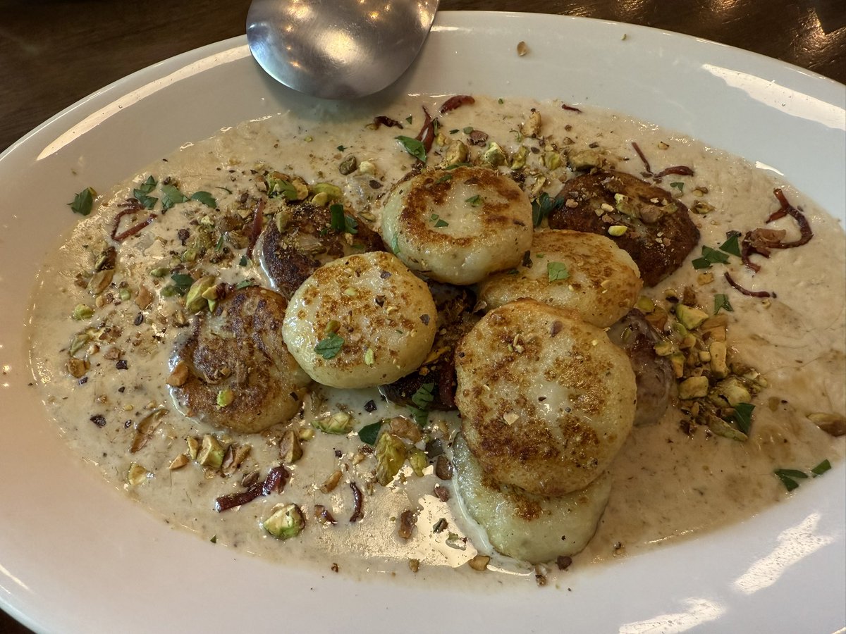 📍쌤순 영통점
(매영로345번길 95 1층 105호)

수원가정법원 바로 옆 파스타집. 사진엔 없는데 감자튀김이 맛있음. 여기는 평균적으로 기대가능한 깔끔한 맛인데, 가격이 좀 사악함. 2~3,000원 정도 내렸으면 좋겠음.

제 점수는요 (7.5/10)