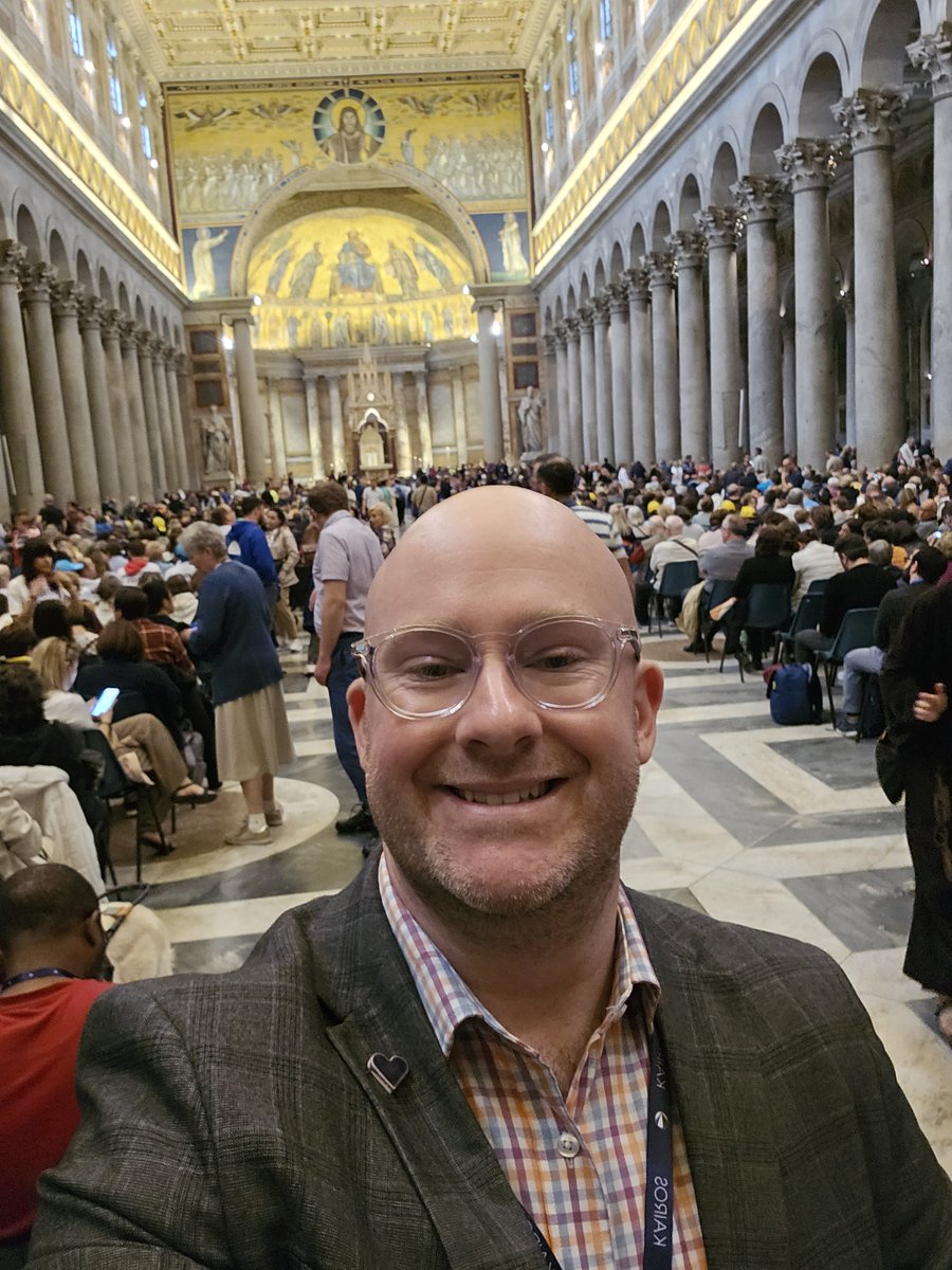 Zachariah_Duke's tweet image. Ricordando Papa Francesco! I'm incredibly grateful to have met the late Holy Father on four different occasions. In 2017, he gave me the nickname: "Mr Parsley" - apparently because I was "...sprouting up in all corners of the church bringing goodness and flavour..." (true story!)
