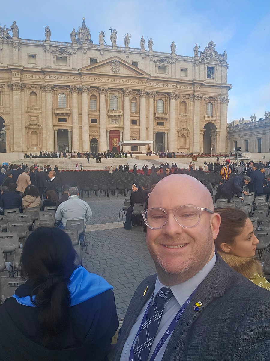 Zachariah_Duke's tweet image. Ricordando Papa Francesco! I'm incredibly grateful to have met the late Holy Father on four different occasions. In 2017, he gave me the nickname: "Mr Parsley" - apparently because I was "...sprouting up in all corners of the church bringing goodness and flavour..." (true story!)