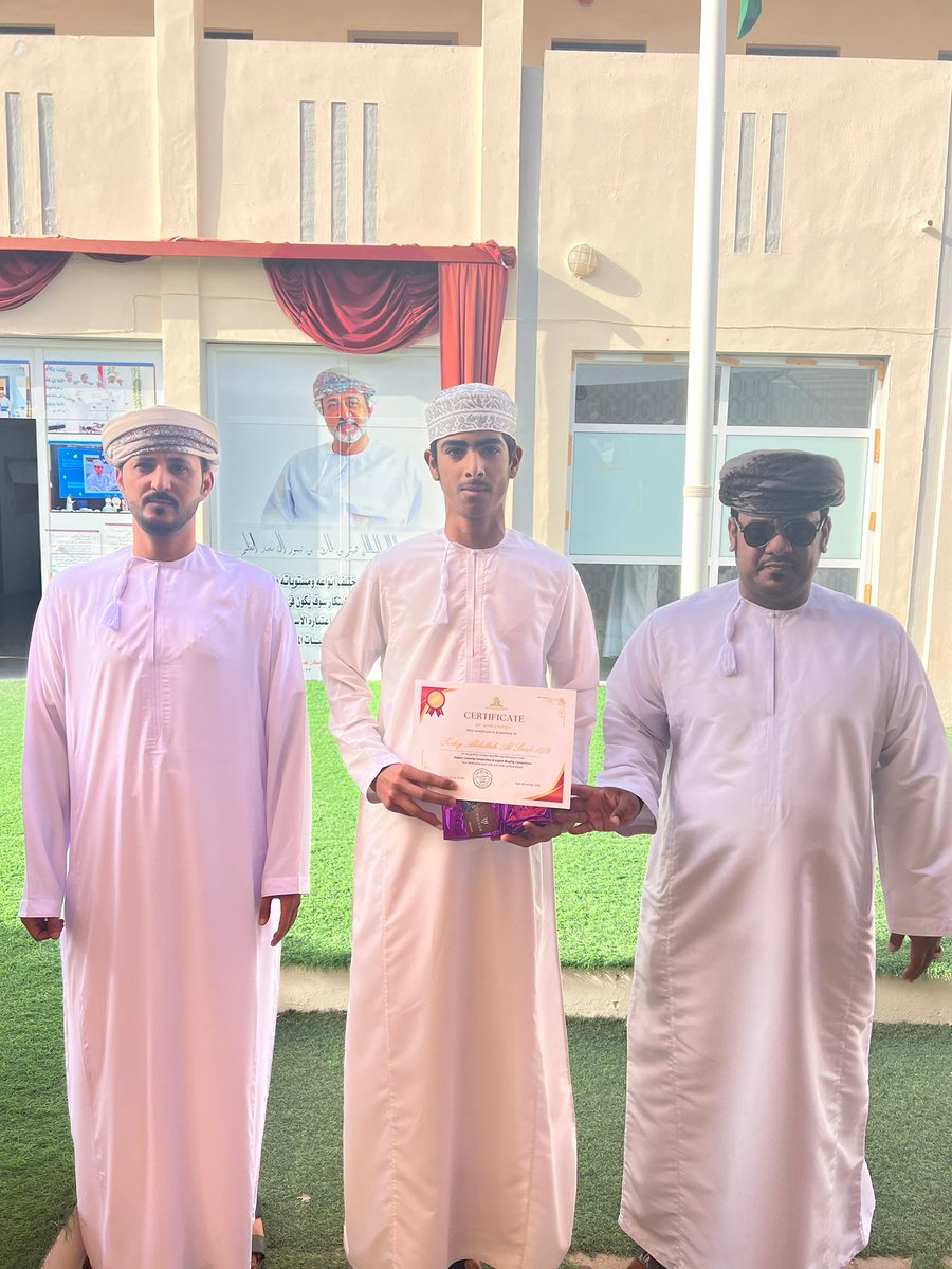 في أجواء من الفخر والاعتزاز، كرّم معلمي اللغة الإنجليزية طلاب الصف العاشر الفائزين في مسابقتي القراءة والاستماع، تقديرًا لتميزهم وجهودهم الرائعة.
نبارك للفائزين ونتمنى لهم مزيدًا من التألق والنجاح!

#تعليم_عمان #الإنجليزية #تحفيز_الطلبة