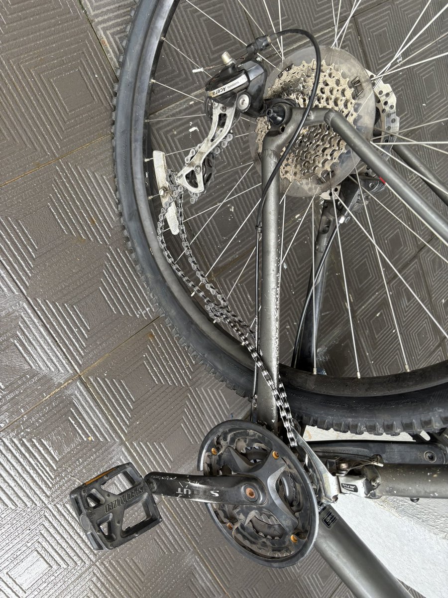 justbrews_code's tweet image. Got my bicycle chain tangled up. Starting the day by fixing it.