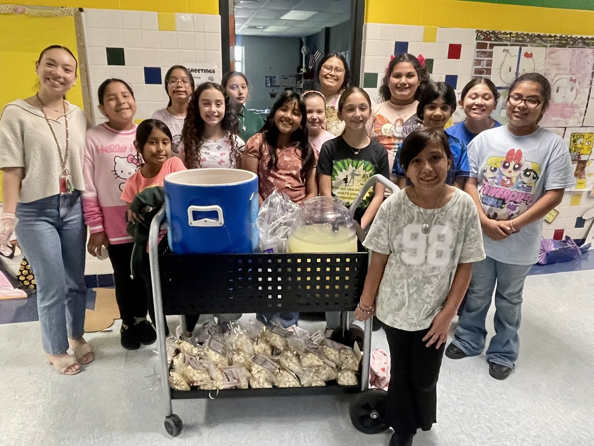 genevie79cr's tweet image. Loved seeing our leaders from Cocina Club recognizing all our teachers today with aguas frescas and popcorn for #TeacherAppreciationWeek! What a kind gesture to show how CARING they are!! #LPEPawsUp 💚 #PYP #IB