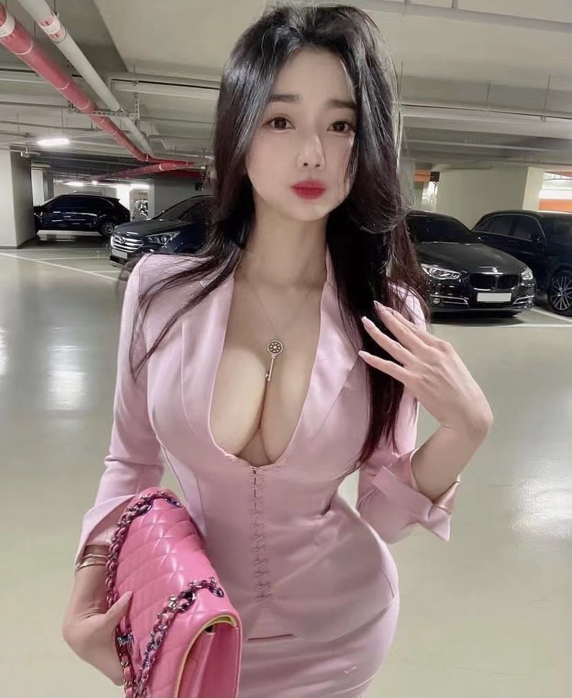 KellyFarle57309's tweet image. 有喜欢乳交的吗？姐姐这奶子和大屁股能不能榨干你？点赞抽一个送视频！ #寻健身搭子 #健身女教练