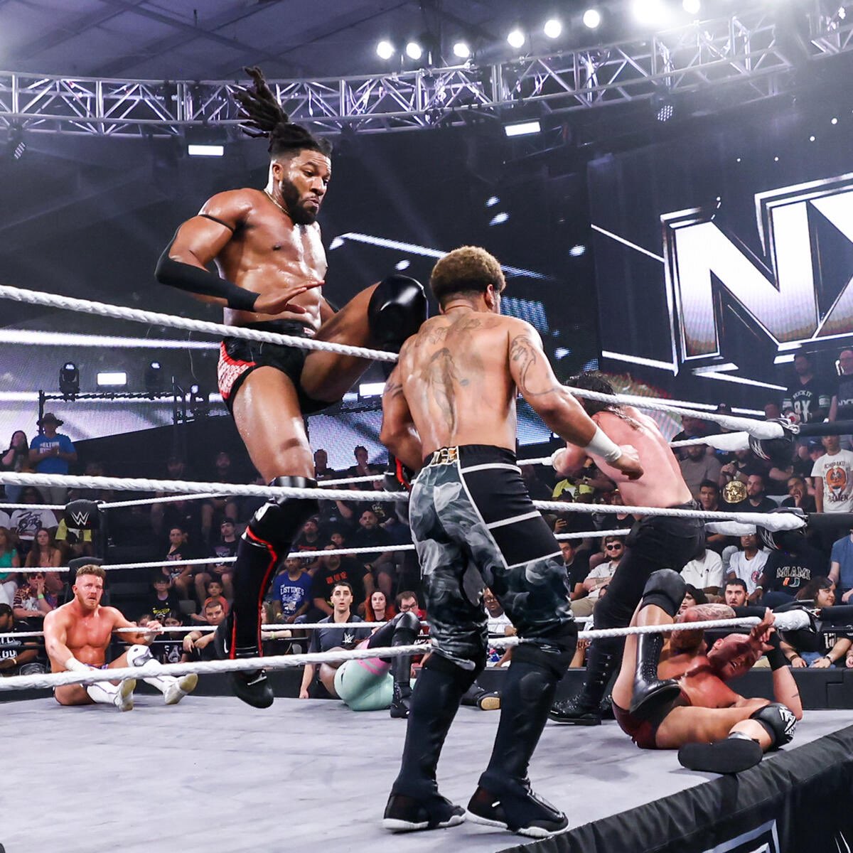 WhoopThemTrick's tweet image. This battle royal would’ve been easy work. However, say his bitchass name and he appeared. You should’ve stayed out of my business for good, @TuneToBelieve/@ApplaudMyEncore.
Now look at what you did.
That title you got there. You can best believe it’s mine.
