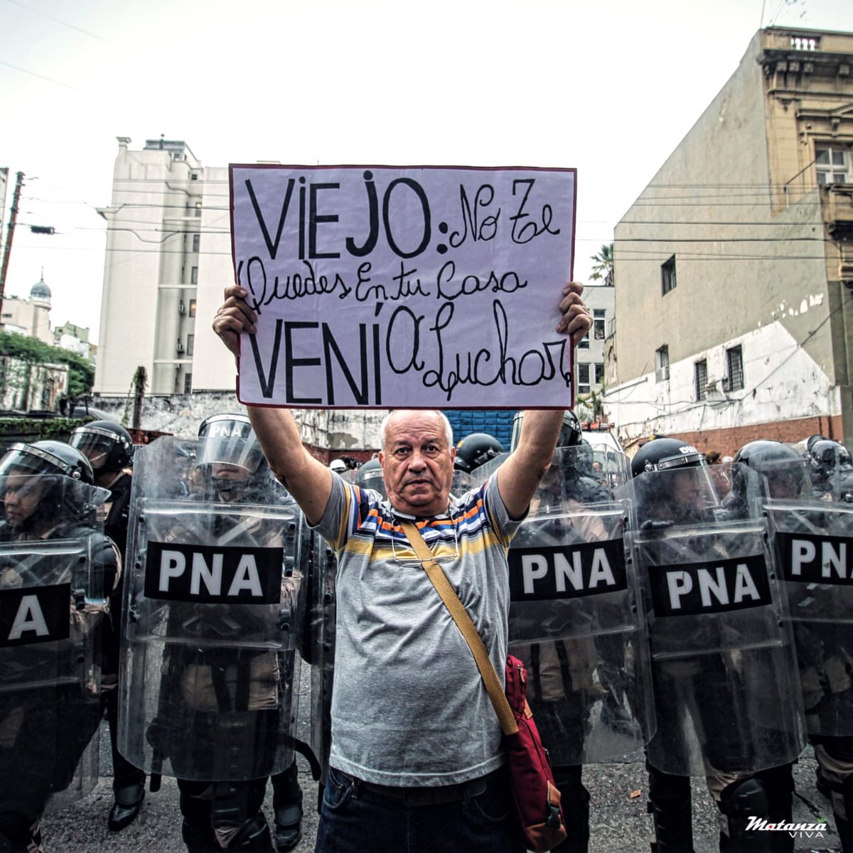 LO VIEJO FUNCIONA

Cada miercoles jubiladxs son reprimidos por las distintas fuerzas policiales, y como cada miercoles, resisten en la trinchera del anexo del Congreso, siendo el lugar de resistencia de diversas luchas ante el estado represivo.