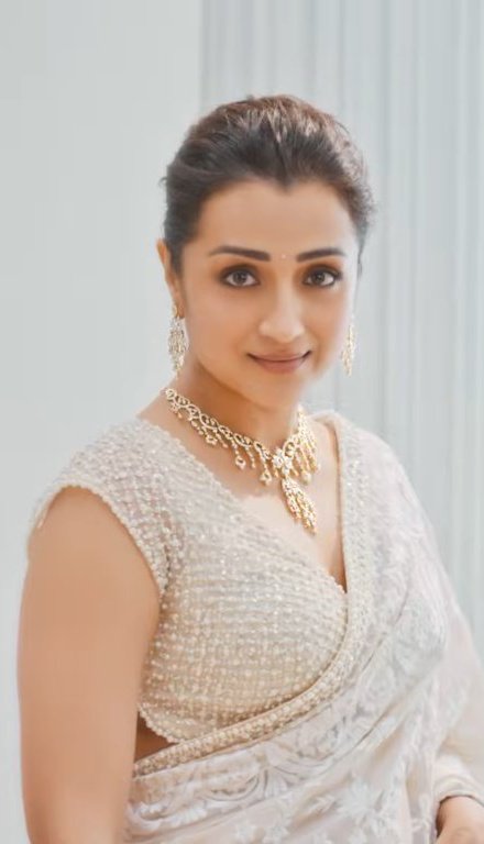 KeerthyTrish___'s tweet photo. Queen radiating pure beauty through shades of White🤍🤍🕊️🕊️🕊️ #Trisha https://t.co/0nVZuqD2hS