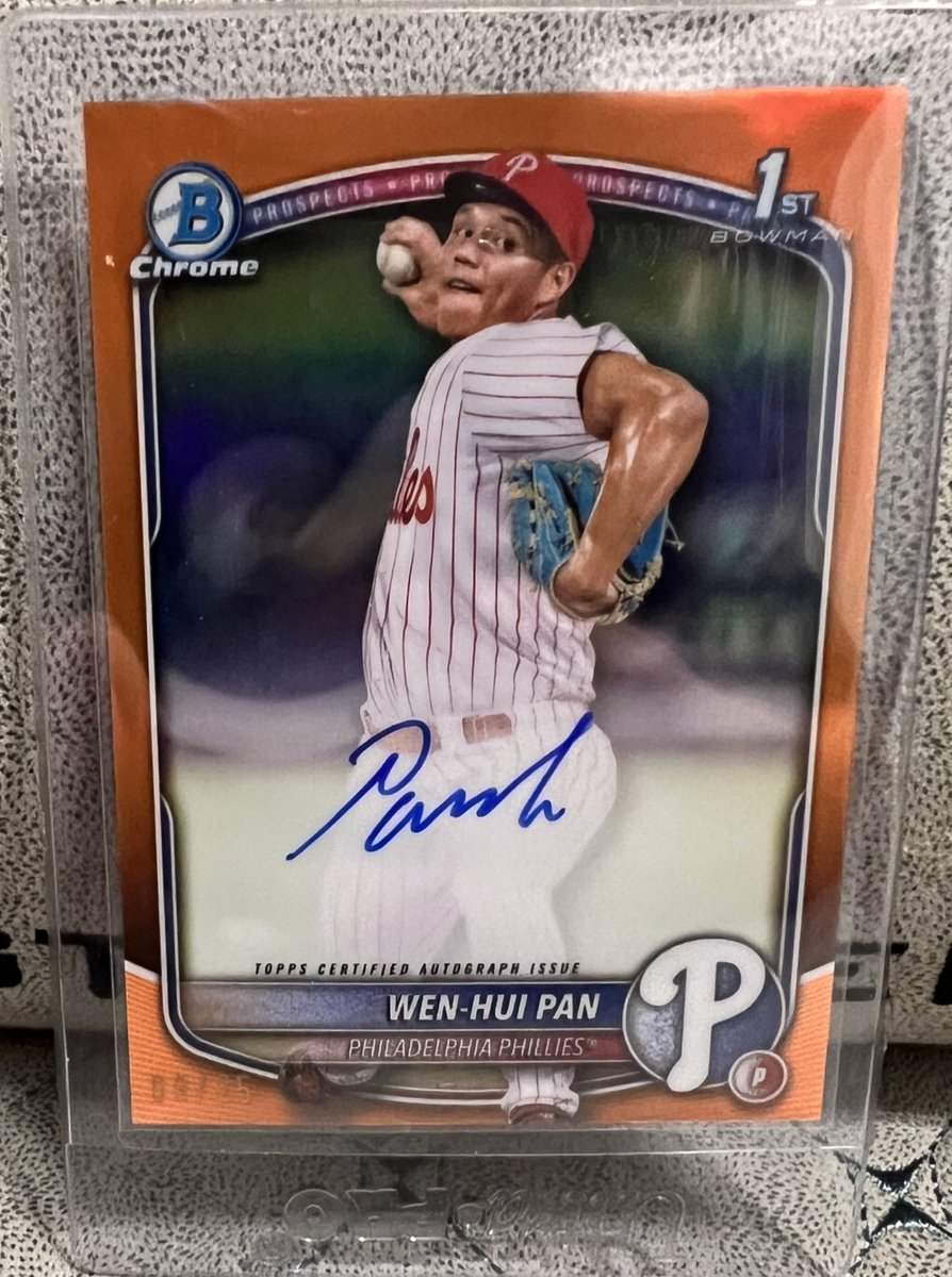 _SyKee's tweet image. Just ripped some bowman 25 boxes