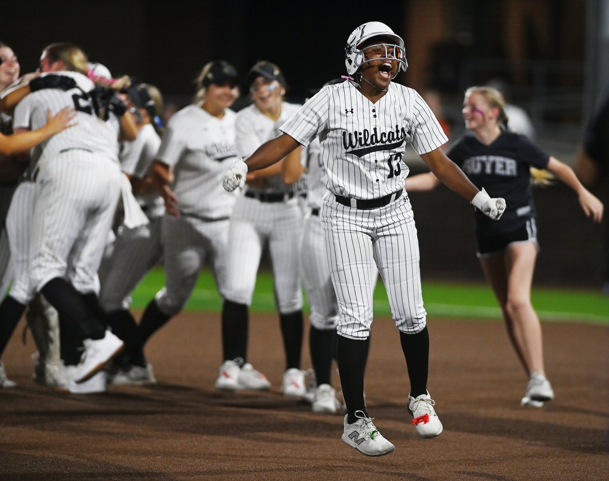sports_drc's tweet image. Finley Montgomery got the better of Natalie Moreaux in a classic pitcher’s duel Wednesday that Guyer took 1-0 over Mansfield Legacy in walk-off fashion.

New Mexico signee Briana Williams had three of Guyer's four hits and drove in the winning run.

Story: dentonrc.com/sports/high_sc…