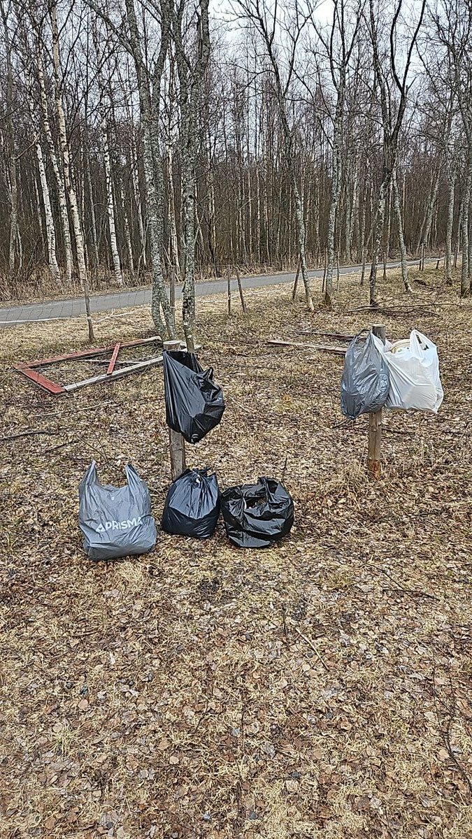 SML_Oulu's tweet image. Oulun piirin jäsenet pitivät siivoustalkoot Oulun Hietasaaressa.
Siivouksen jälkeen ilta jatkui nuotion äärellä jutustelun ja makkaranpaiston merkeissä.
Liity mukaan liikkeeseen!