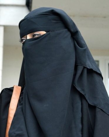 शौहर घर पर नहीं थे, देवर आदिल ने मौका पाकर जबरन अपनी भाभी के साथ किया दुष्कर्म।  

नूंह जिले के मोहम्मदपुर क्षेत्र के एक गांव की घटना।