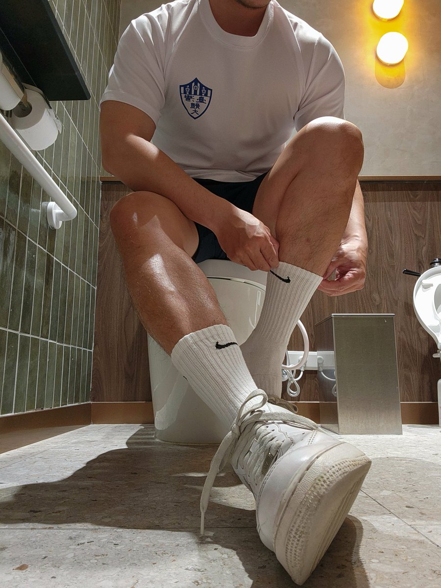 拉的是襪子，還是視線？

#白襪 #nike #airforce1 #whitesocks