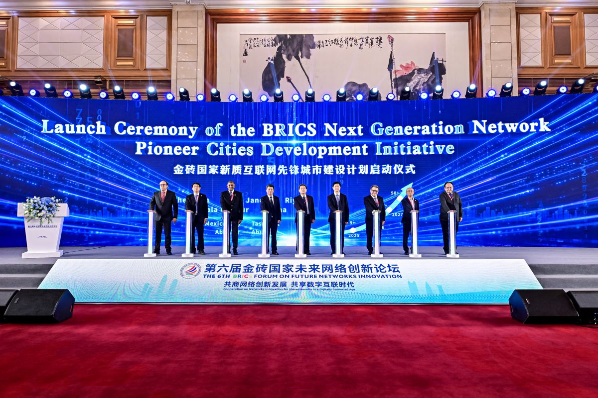 ssabirov's tweet image. Недельная поездка в Китай была одной из самых полезных в последние годы. Шеньчжень открыл новую эру сетей будущего! И да. Получил свое китайское имя 沈恺达 (Shen Kai Da)