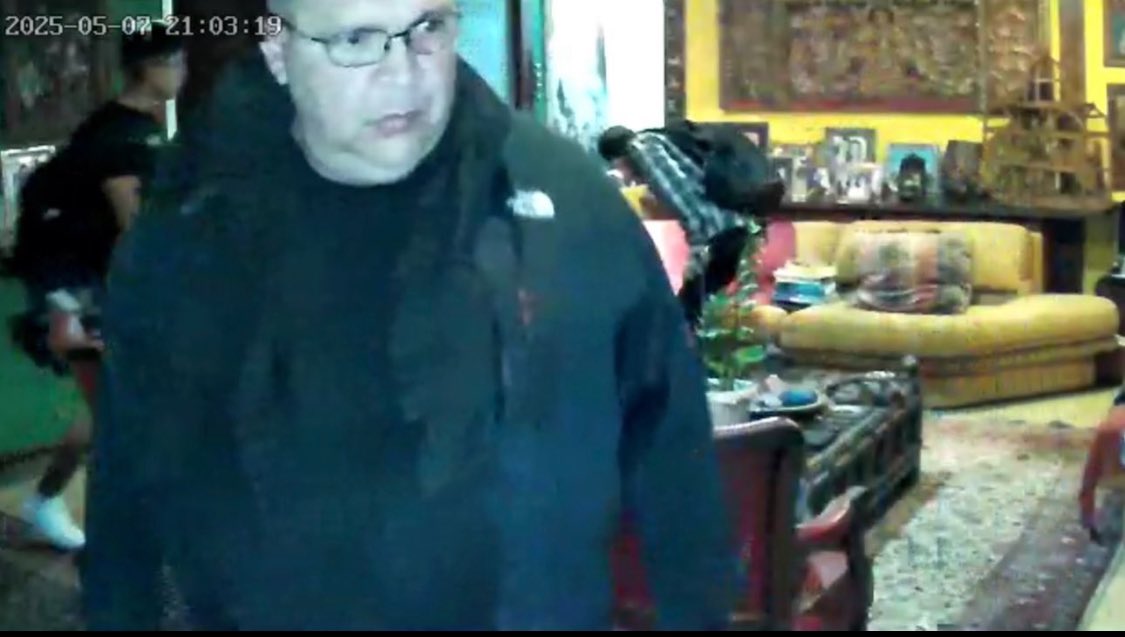 Seguro ese esbirro ahora mismo está sudando frío, ensayando excusas baratas:
“Mi amor, yo no sabía… me mandaron”.
Mientras la mujer lo mira con asco y le suelta:
“¿Y cómo le explico yo a los chamos que su papá es un cobarde?”
¿Con qué cara se duerme hoy ese miserable?