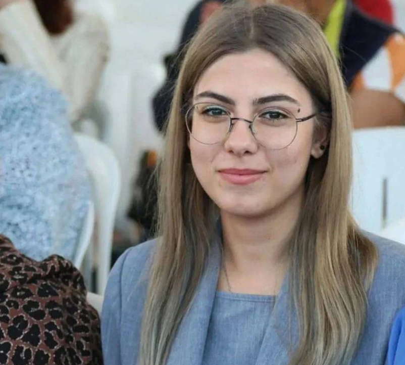 - Özgür Özel’in kızını öldürmekle tehdit eden şahıs sadece 1 gün tutuklu kaldı. Salıp memleketine gönderdiler.
- Erdoğan'ı protesto eden 20 yaşındaki üniversite öğrencisi Esila, kalp hastası olmasına rağmen 46 gündür tutuklu. 👇