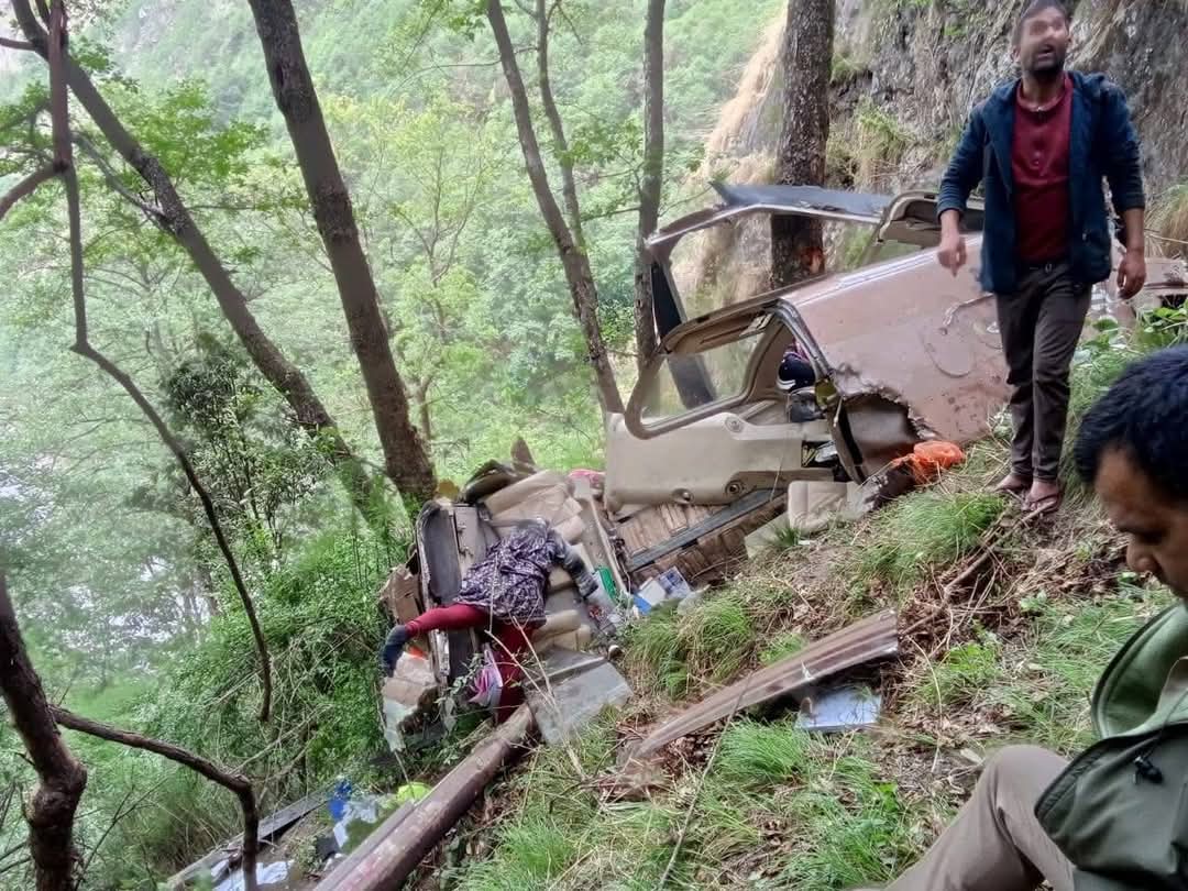 उत्तरकाशी के गंगनानी के समीप हेलीकॉप्टर क्रैश में कुछ लोगों के हताहत होने का अत्यंत दुःखद समाचार प्राप्त हुआ है। 

ईश्वर दिवंगत आत्माओं को अपने श्रीचरणों में स्थान दें तथा शोक संतप्त परिजनों को इस असहनीय दुःख को सहने की शक्ति प्रदान करें।