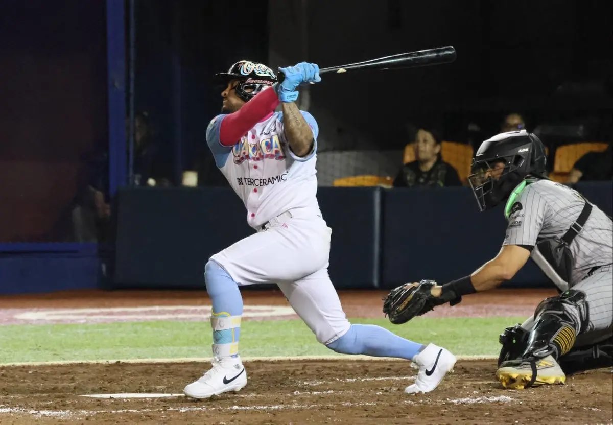 Beisbolpuro (@beisbolpuro) on Twitter photo GUERREROS APALEA A LEONES
Una ofensiva de 20 imparables, entre ellos cuadrangulares de Reynaldo Rodríguez y Ricardo Valenzuela, le dieron a los <a href="/GuerrerosOax/">Guerreros de Oaxaca</a> un triunfo por paliza de 14-5 ante <a href="/leonesdeyucatan/">Leones de Yucatán</a>.
#LaCasaDelRey GUERREROS APALEA A LEONES
Una ofensiva de 20 imparables, entre ellos cuadrangulares de Reynaldo Rodríguez y Ricardo Valenzuela, le dieron a los <a href="/GuerrerosOax/">Guerreros de Oaxaca</a> un triunfo por paliza de 14-5 ante <a href="/leonesdeyucatan/">Leones de Yucatán</a>.
#LaCasaDelRey