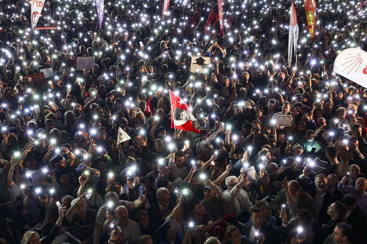 Yılmıyoruz, yorulmuyoruz, mücadelemize devam ediyoruz. 

Beyazıt Meydanı’nda karanlıklardan kurtulmak, demokrasimize ve Ekrem Başkanımıza sahip çıkmak için yan yanaydık. 

İrade Milletindir!