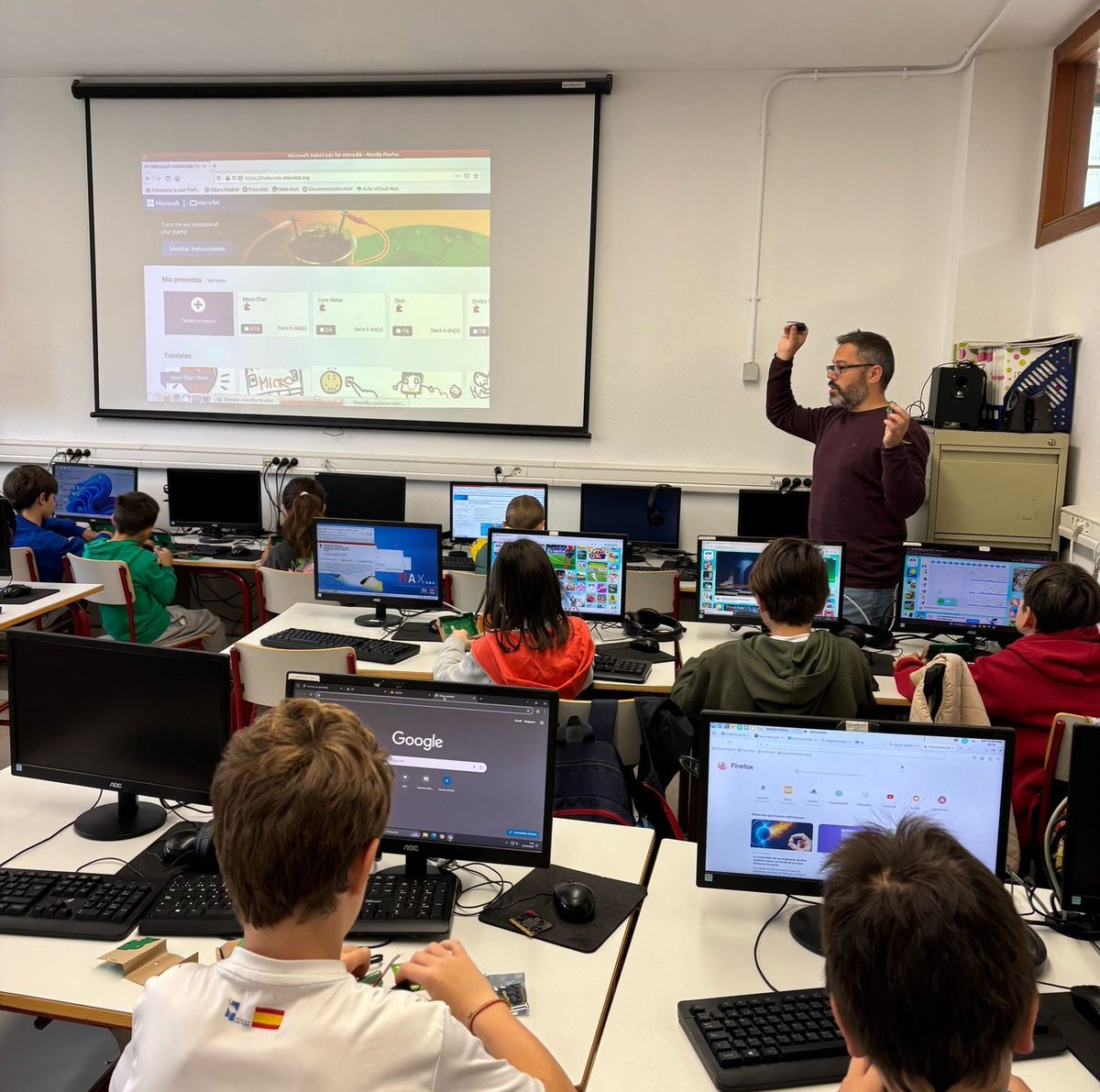 "Al inclinar la #Microbit, los LED encienden Madrid". 
Programación,  código y capitales europeas en el día de #SanIsidro en el #CEIPFernandodelosRíos de #LasRozas 💡🌍 
#CTIF_MadridOeste   #IF_CMadrid #CodigoEscuela4_0_Madrid
