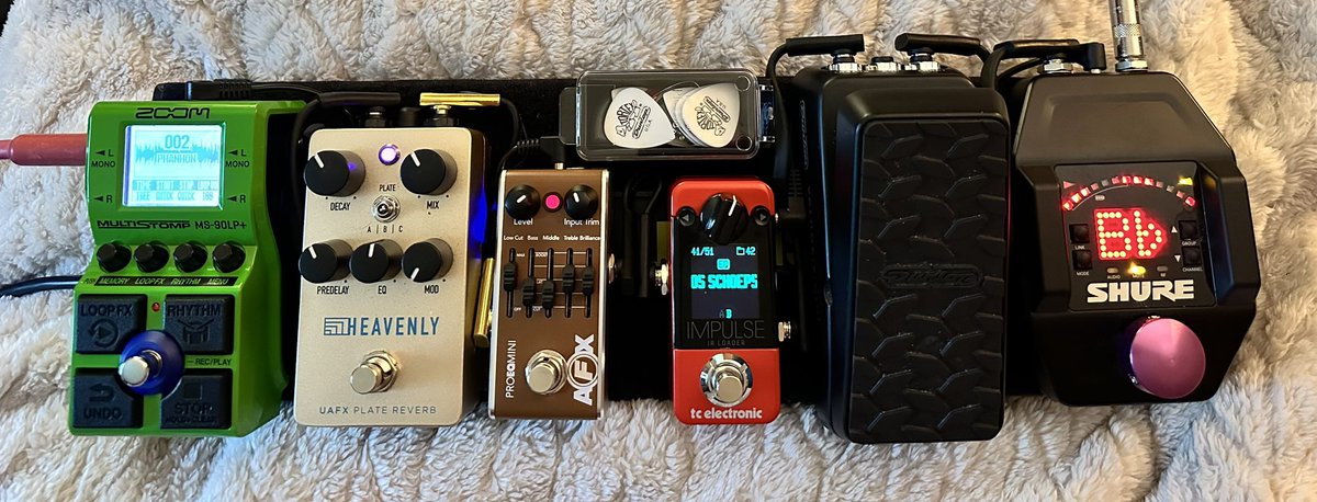 v2or's tweet image. So I’m delighted to report that the zoom looper sounds fantastic and the drum sounds are definitely usable, but I’ll be adding to them. That being said there is a little bit of a learning curve and the knobs take a little bit of getting used to.  Completed pedalboard.