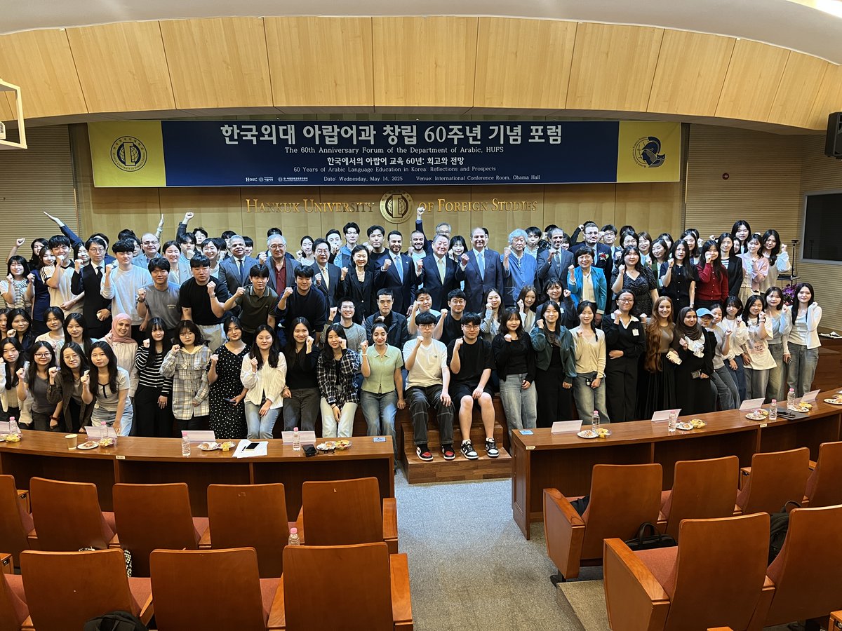 ألقى سعادة سفير خادم الحرمين الشريفين الاستاذ سامي السدحان كلمة في احتفال قسم اللغة العربية في جامعة هانكوك عن دور المملكة الريادي في خدمة اللغة العربية، ثم شارك الملحق الثقافي في حلقة نقاش وتحدث عن الفرص التعليمية المتاحة للطلبة الأجانب في المملكة في الجامعات والمؤسسات الثقافية.