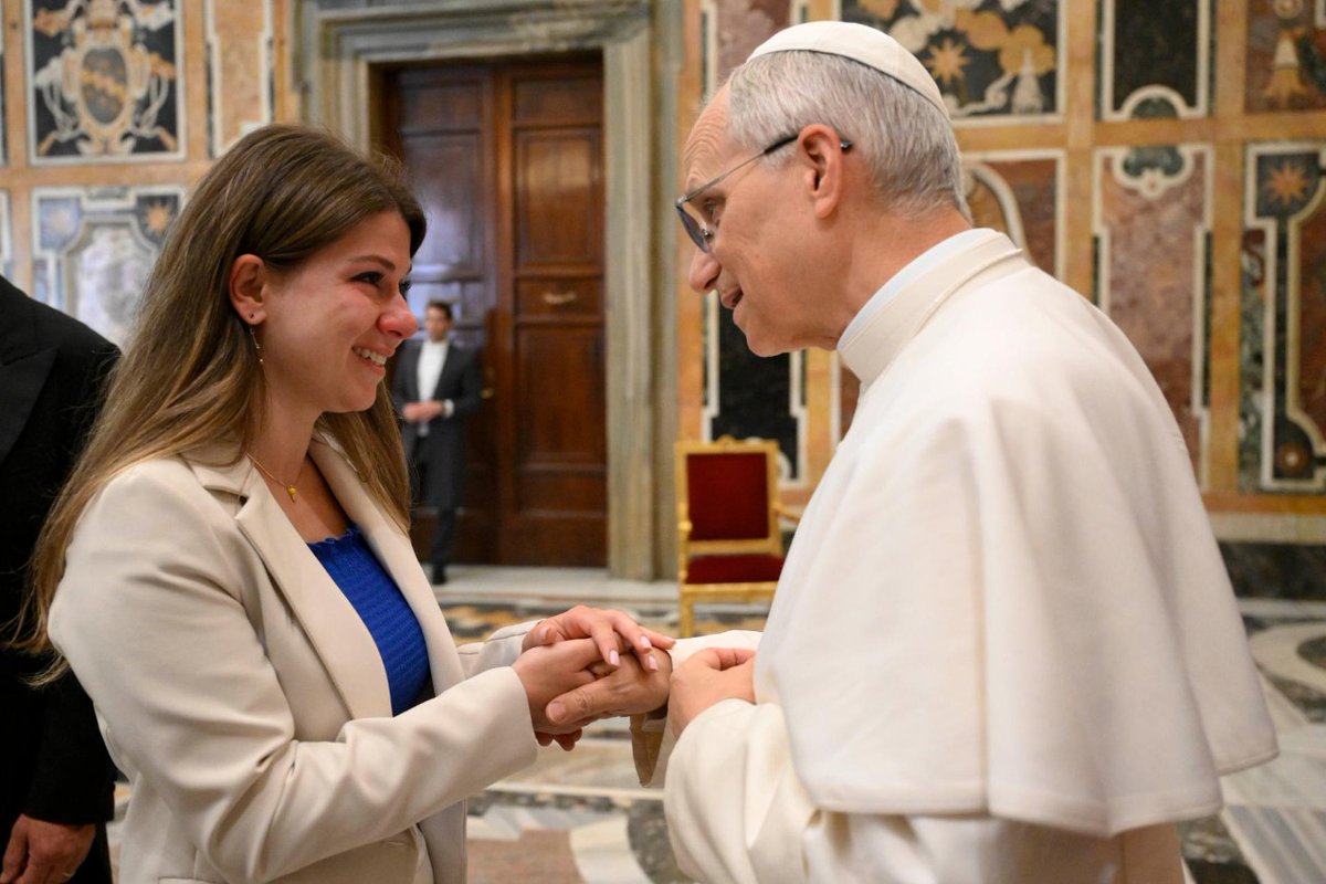 vaticannews_pt's tweet photo. O olhar atento do Papa #Leão14 para os #jovens!

"Os jovens do nosso tempo, como os de todas as épocas, são um vulcão de vida, de energias, de sentimentos, de ideias. Mas também eles precisam de ajuda: pensemos no isolamento provocado pelo individualismo e instabilidade afetiva" https://t.co/mO5Ymqu8Or