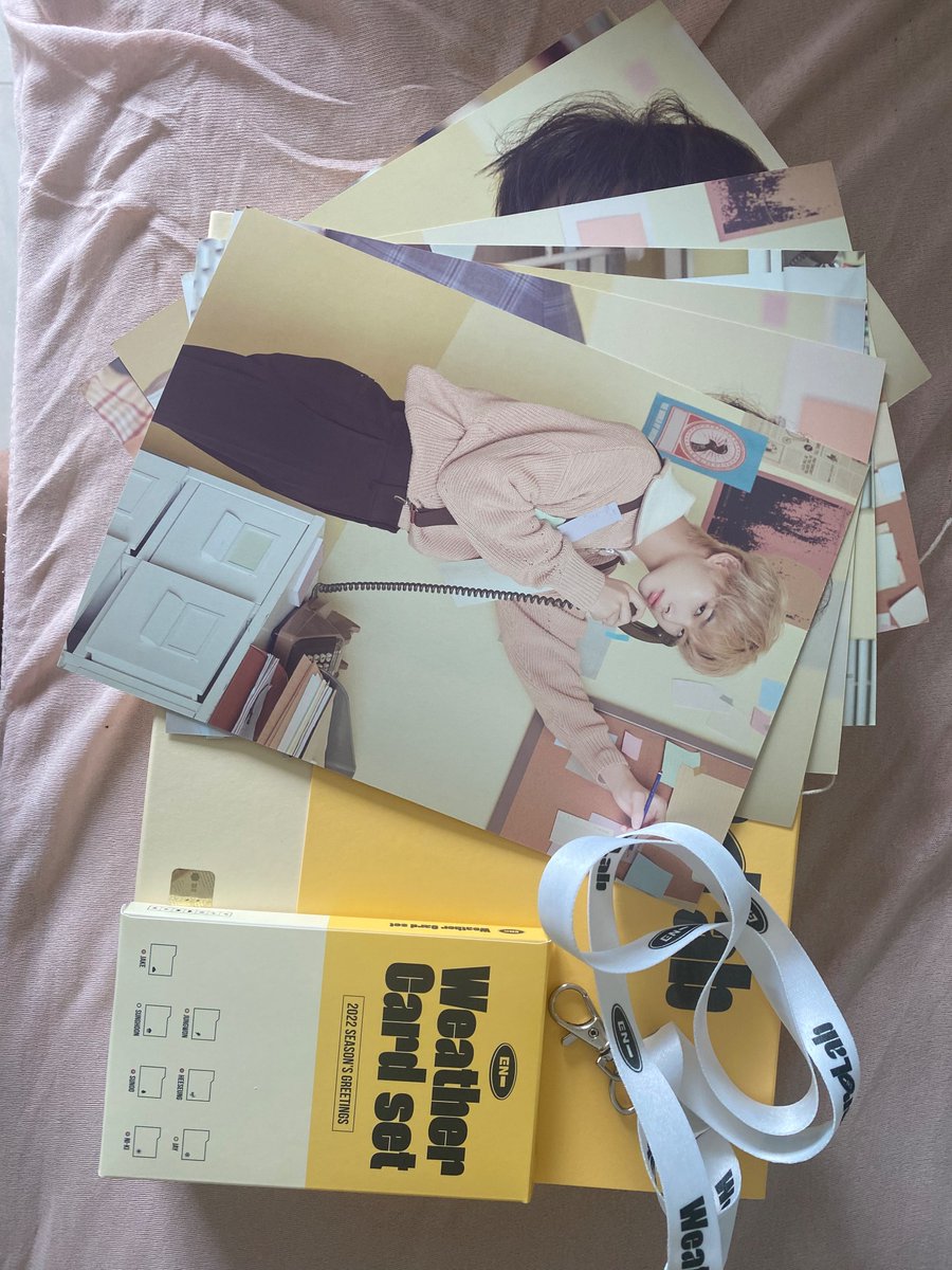 0420cart's tweet photo. vendo! enhypen

photocard binder OFICIAL - 80 reais 
season greetings 2021 com as inclusões da foto - 90 reais 
ggu ggu com as inclusões da foto - 85 reais 
pieces of memories - 55 reais 

sem frete 🩷 (mas é baratinho) https://t.co/qmBG5gqGcE