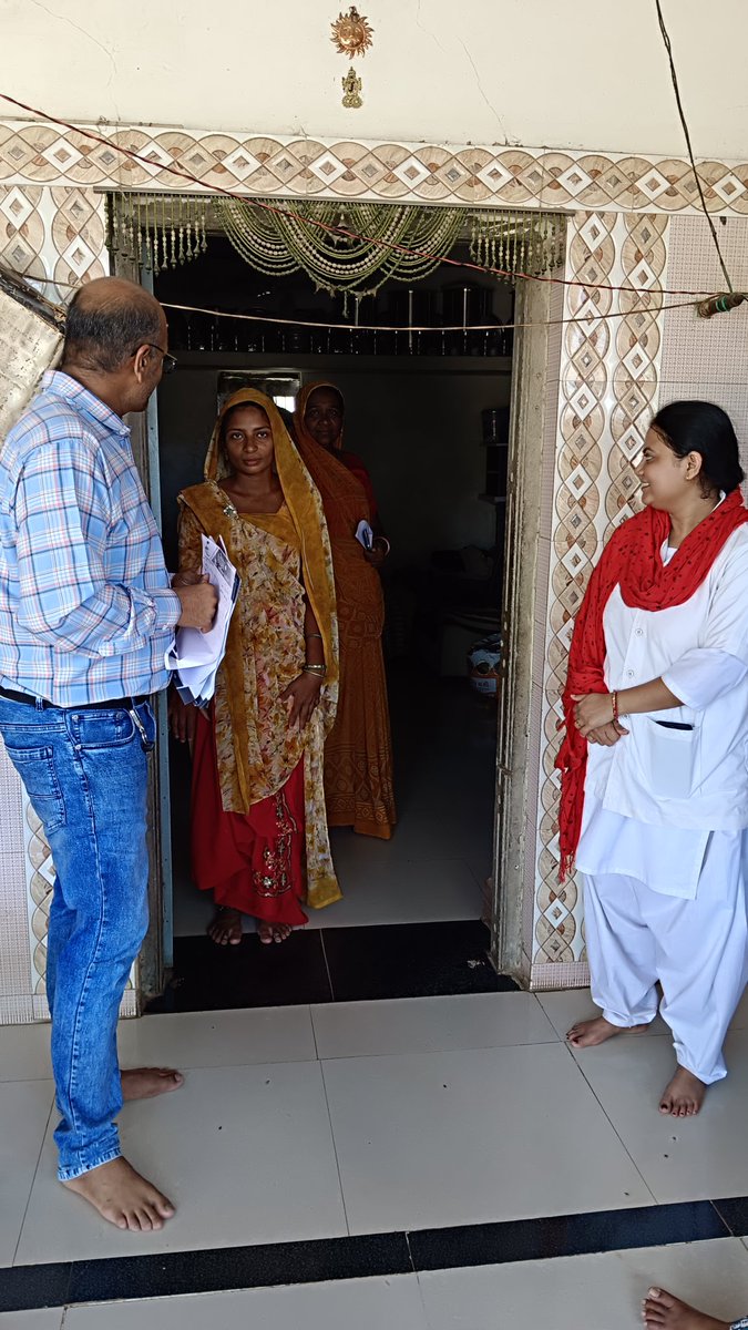 PHCSARVA's tweet image. તા ૧૫/૫/'૨૫ ના રોજ પ્રા.આ.કે સરવાના પેટા કેન્દ્ર ગઢડિયા ખાતે @drradhesh83 અને #CHO , #FHW દ્વારા #ANC ની મુલાકાત કરેલ અને સંસ્થાકીય પ્રસૂતિ, પૌષ્ટિક ખોરાક અને જરૂરી રીપોર્ટસ ની સલાહ આપેલ.