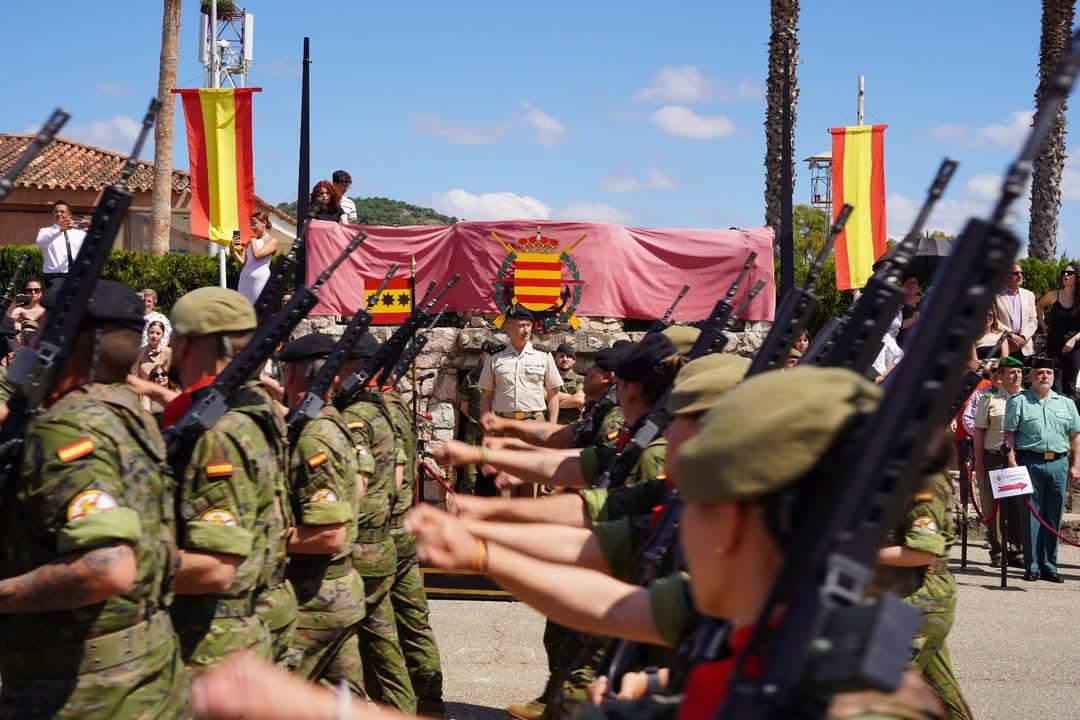 FUTER_ET's tweet photo. Hoy se ha celebrado en la #BaseDeCerroMuriano el acto de despedida del contingente Flanco-Este Letonia XVII, con más de 600 efectivos.
Su despliegue refuerza el compromiso con los aliados y la seguridad del este de europa.
#SomostuEjército #BrigadaGuzmánElBueno
#NATOMNBLatvia https://t.co/6P8mNPwytC