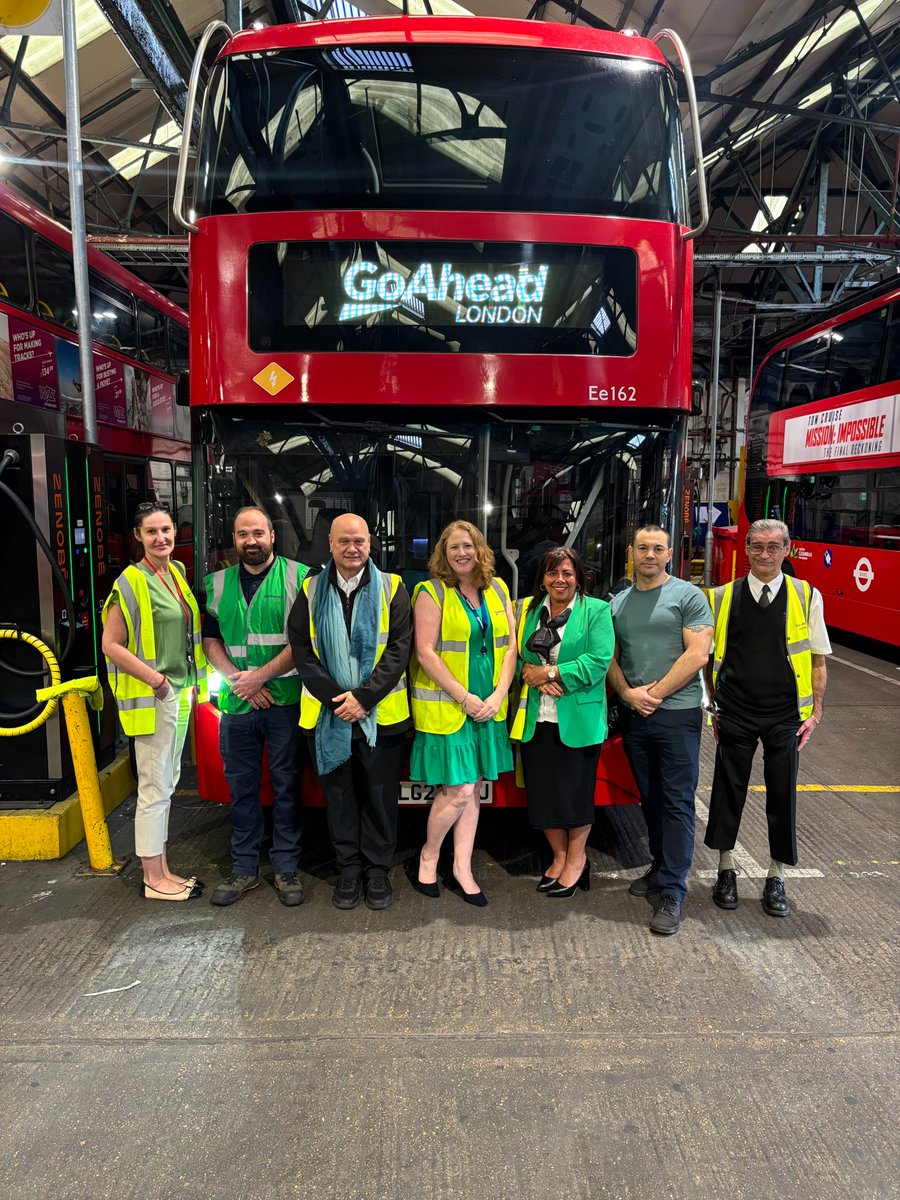 Go_Ahead_London's tweet image. It’s Mental Health Awareness Week, and today Go-Ahead London went green in support of the @mentalhealth Foundation 💚
This year’s theme is community—celebrating the people we serve and the teams we work with every day. By “wearing it green,” our colleagues helped shine a light…