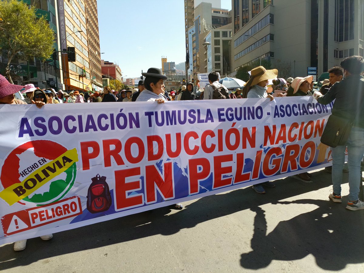 ArminCopa's tweet image. #deÚltimo
#LaPaz
Gremiales minoristas marchan en el centro por los altos costos de la materia prima debido a la subida del dólar, reclaman falta de control del Gobierno a intermediarios y proveedores.